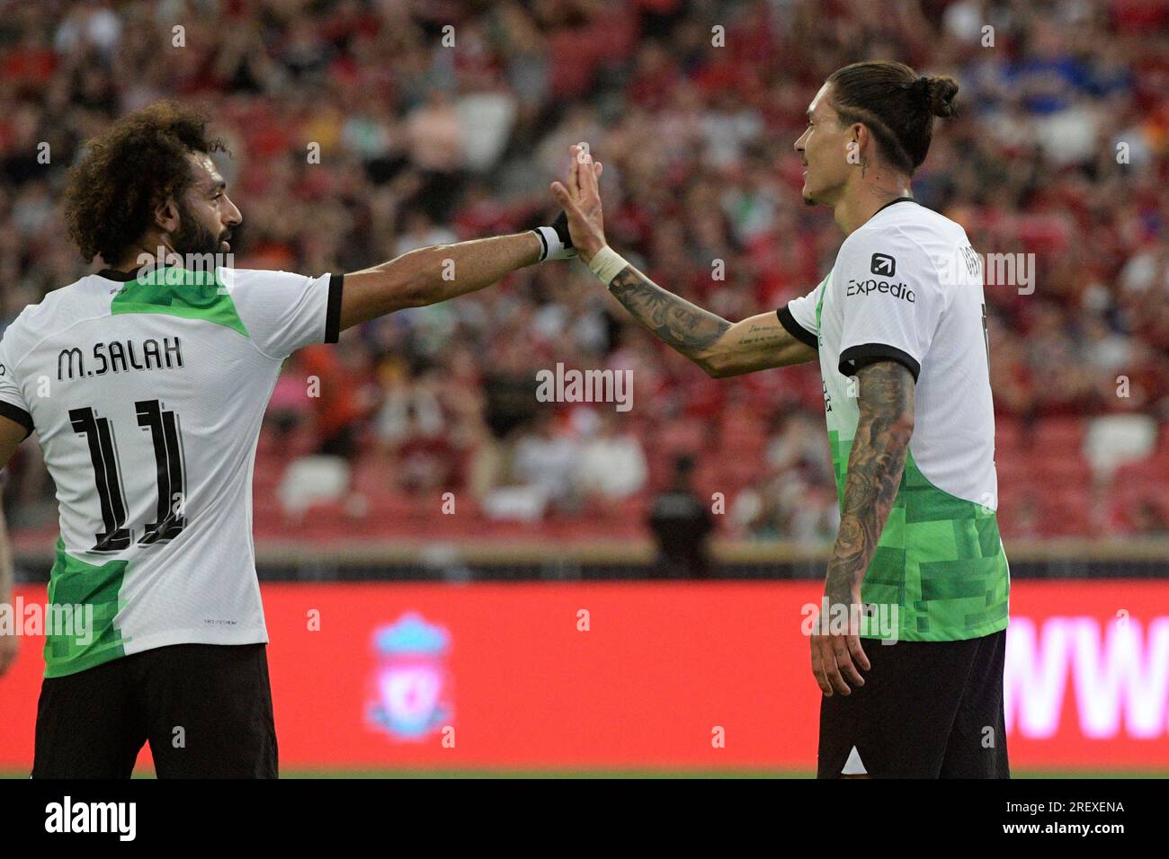 Singapour. 30 juillet 2023. Darwin Nunez (à droite) de Liverpool célèbre avec son coéquipier Mohamed Salah après avoir marqué un but lors du match entre l'équipe anglaise de Premier League Liverpool et l'équipe anglaise de football Leicester City au Singapore Festival of football qui s'est tenu au National Stadium de Singapour le 30 juillet 2023. Crédit : puis Chih Wey/Xinhua/Alamy Live News Banque D'Images