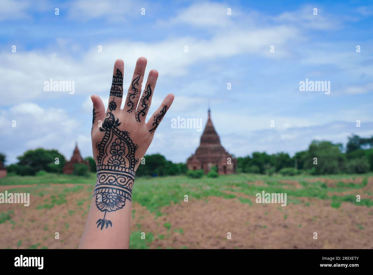Tatouage traditionnel à la main et ancien temple de fond Bagan, ville du patrimoine mondial Banque D'Images