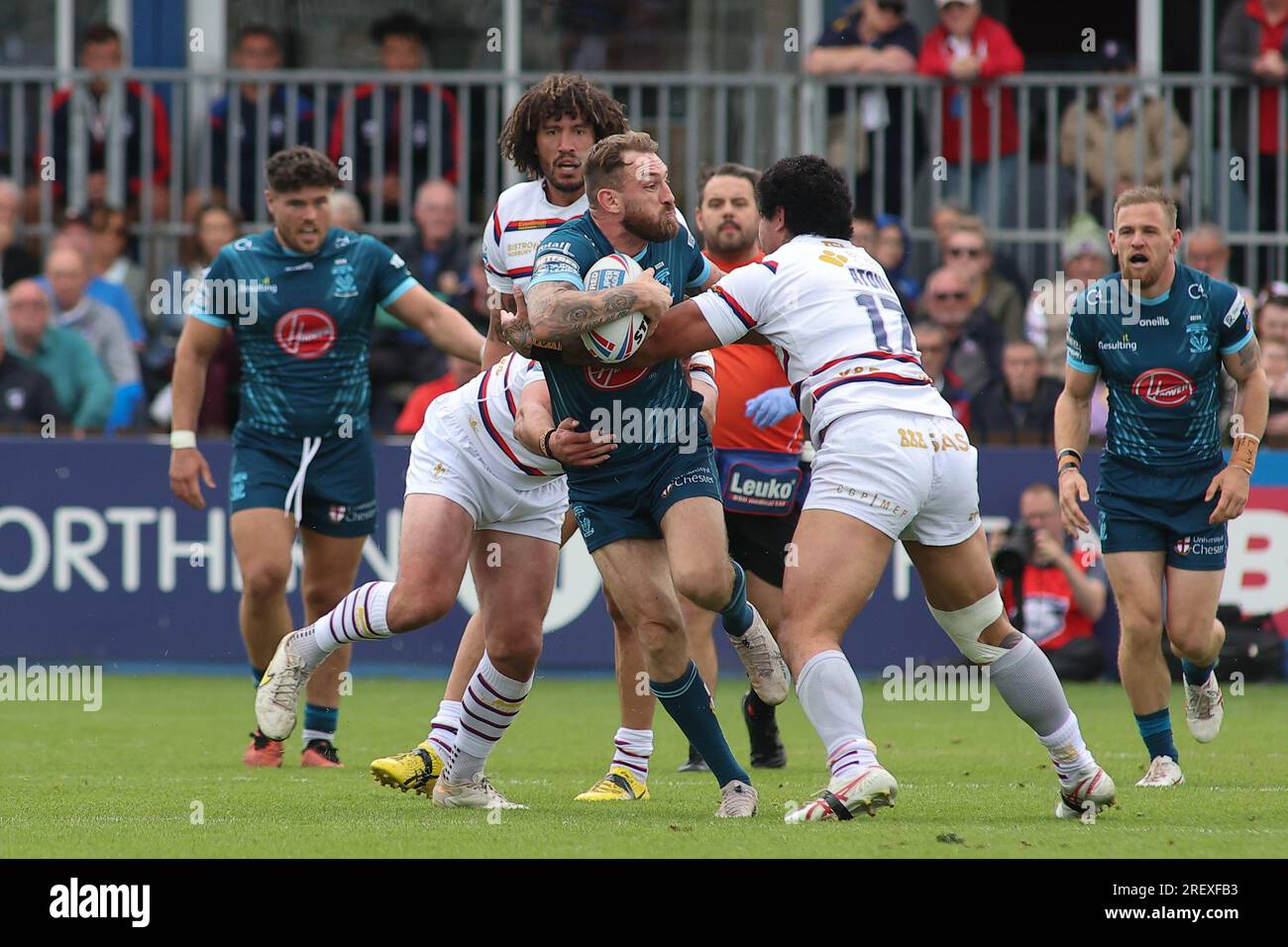 Wakefield, Royaume-Uni. 30 juillet 2023. Be Well support Stadium, Wakefield, West Yorkshire, 30 juillet 2023. Betfred Super League Wakefield Trinity vs Warrington Wolves Daryl Clark de Warrington Wolves affronté par Kevin Proctor et Renouf Atoni de Wakefield Trinity Credit : Touchlinepics/Alamy Live News Banque D'Images