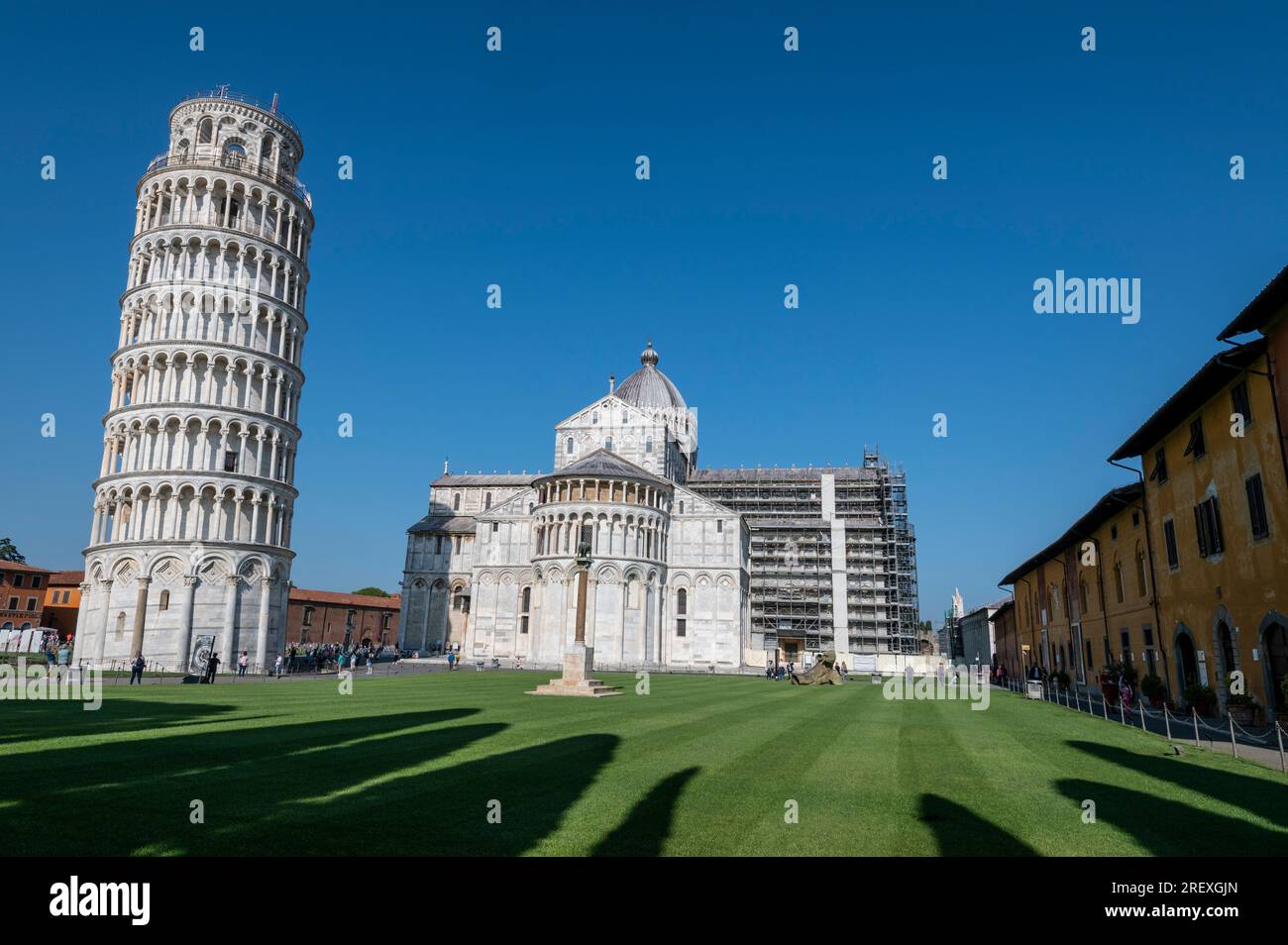 La tour penchée et la cathédrale de Pise (partie de celui-ci sous un programme de restauration) sur la Plazza del Duomo à Pise dans la région toscane de l'Italie. Banque D'Images