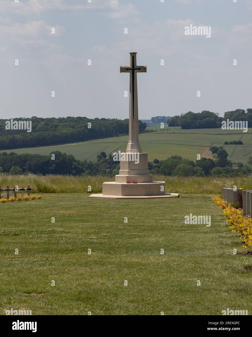 Le cimetière de guerre du CWGC jouxtant le Mémorial de Thiepval aux disparus de la somme Banque D'Images