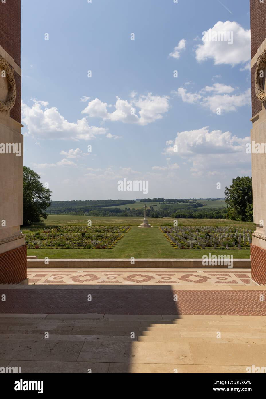 Le cimetière de guerre du CWGC jouxtant le Mémorial de Thiepval aux disparus de la somme Banque D'Images