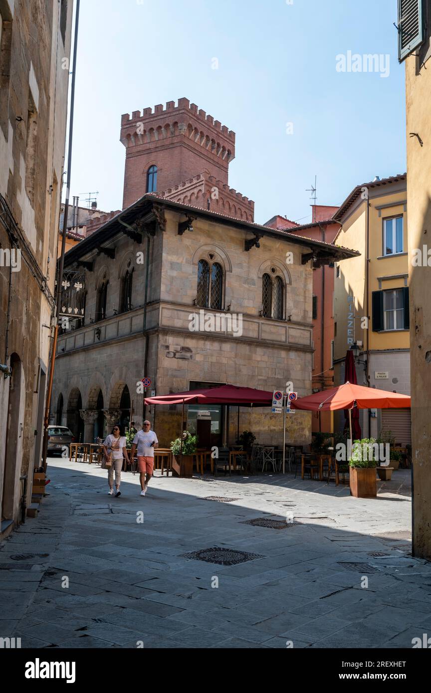 Une des petites places avec des cafés et des petites boutiques sur la Piazza S. Felice dans le centre de la ville médiévale de Pise dans la région toscane de l'Italie Banque D'Images