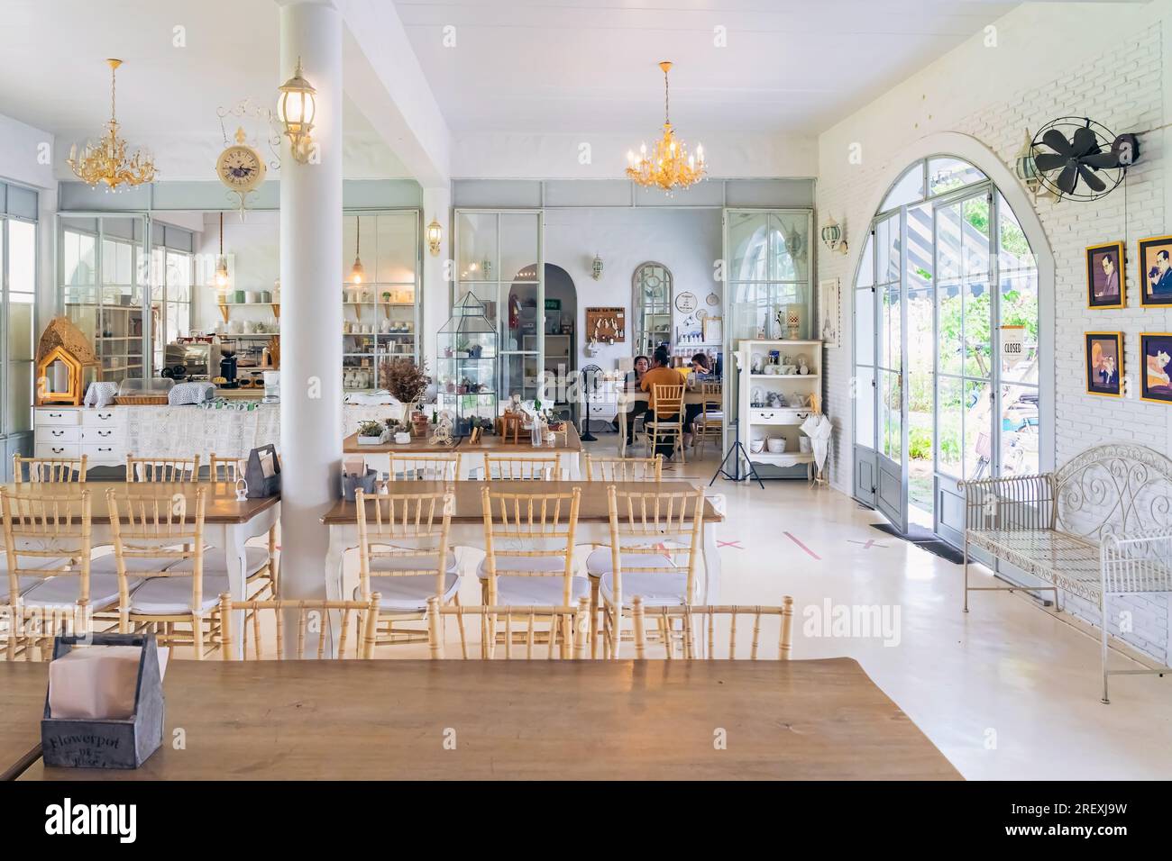 KANCHANABURI-THAÏLANDE, juin 30,2023 : belle vue intérieure du café moderne dans le style loft ou intérieur du restaurant confortable dans le style moderne à Vil Banque D'Images