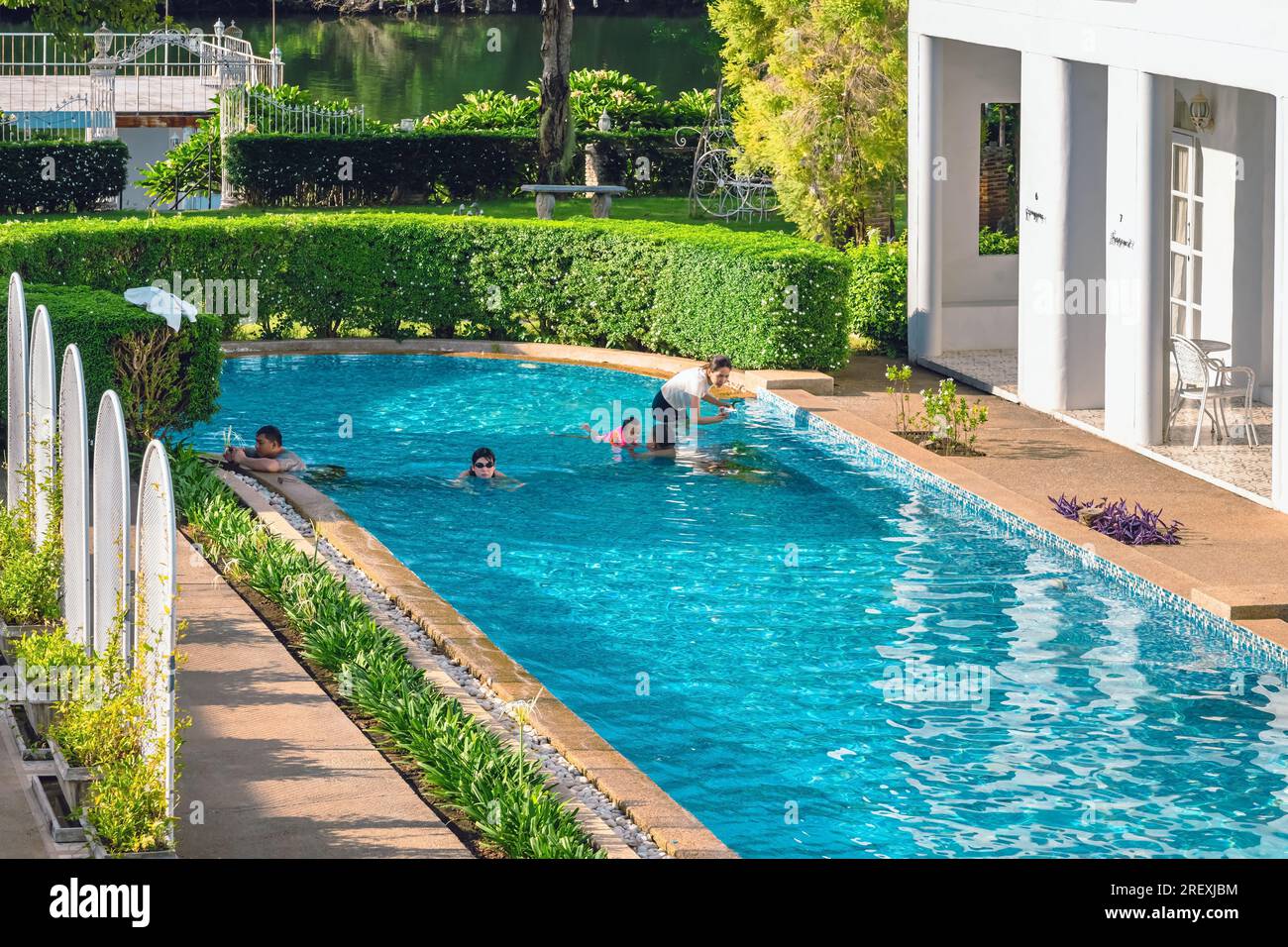 KANCHANABURI-THAÏLANDE,juin 30,2023 : magnifique vue extérieure de la station moderne dans le style loft ou décoration de Lodge confortable dans le style moderne de la Villa la FL Banque D'Images