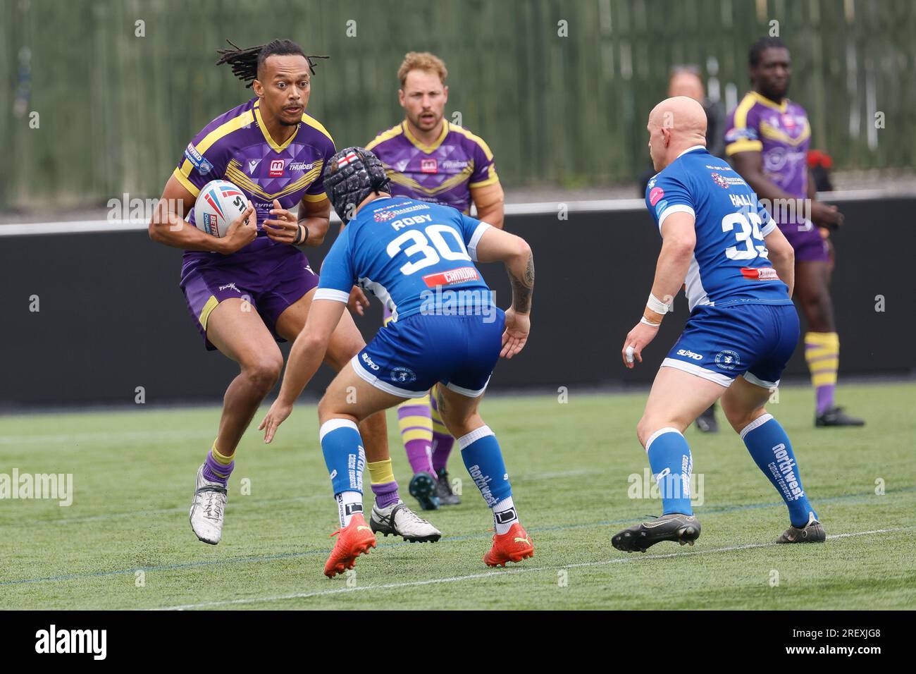 Newcastle, Royaume-Uni. 11 juin 2023. Alex Young, de Newcastle Thunder, quitte la défense lors du match de championnat BETFRED entre Newcastle Thunder et Swinton Lions à Kingston Park, Newcastle, le dimanche 30 juillet 2023. (Photo : Chris Lishman | MI News) crédit : MI News & Sport / Alamy Live News Banque D'Images