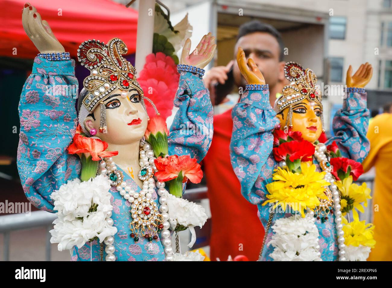 Londres, Royaume-Uni. 30 juillet 2023. Représentations des divinités sur un chariot avec des décorations colorées. Londres Rathayatra (qui signifie festival de char) est célébré par les dévots de Krishna. La célébration, qui a une longue tradition de plusieurs centaines d'années en Inde, commémore chaque année le voyage des divinités Lagannatha, Baladeva et Subhadra. Une procession voit d'abord des milliers de personnes se déplacer vers le centre de Londres, suivie par des spectacles, des festivités et de la nourriture sur Trafalgar Square. Crédit : Imageplotter/Alamy Live News Banque D'Images