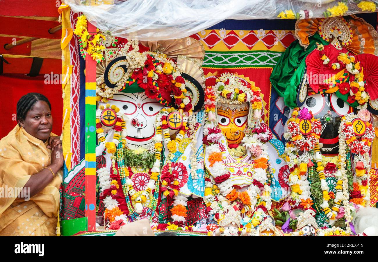 Londres, Royaume-Uni. 30 juillet 2023. Le char portant la représentation des divinités, avec un gardien de dévot. Londres Rathayatra (qui signifie festival de char) est célébré par les dévots de Krishna. La célébration, qui a une longue tradition de plusieurs centaines d'années en Inde, commémore chaque année le voyage des divinités Lagannatha, Baladeva et Subhadra. Une procession voit d'abord des milliers de personnes se déplacer vers le centre de Londres, suivie par des spectacles, des festivités et de la nourriture sur Trafalgar Square. Crédit : Imageplotter/Alamy Live News Banque D'Images