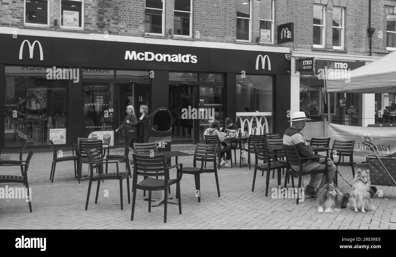 Vue sur l'extérieur du bâtiment du restaurant McDonalds et plusieurs personnes. D'âges divers dans la rue, Chelmsford, Essex, Grande-Bretagne. Banque D'Images