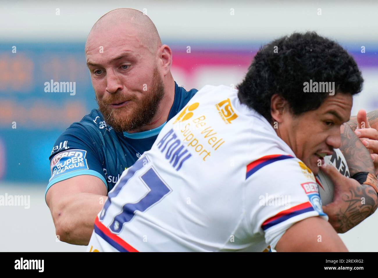 Wakefield, Royaume-Uni. 30 juillet 2023. Gil Dudson #17 de Warrington Wolves s'attaque aux Renouf Atoni #17 de Wakefield Trinity lors du match Betfred Super League Round 20 Wakefield Trinity vs Warrington Wolves au Be Well support Stadium, Wakefield, Royaume-Uni, le 30 juillet 2023 (photo Steve Flynn/News Images) à Wakefield, Royaume-Uni le 7/30//2023. (Photo Steve Flynn/News Images/Sipa USA) crédit : SIPA USA/Alamy Live News Banque D'Images