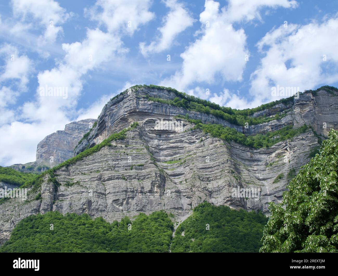 Massif de la Chartreuse à proximité de la ville française Grenoble avec ciel bleu et nuages. Banque D'Images