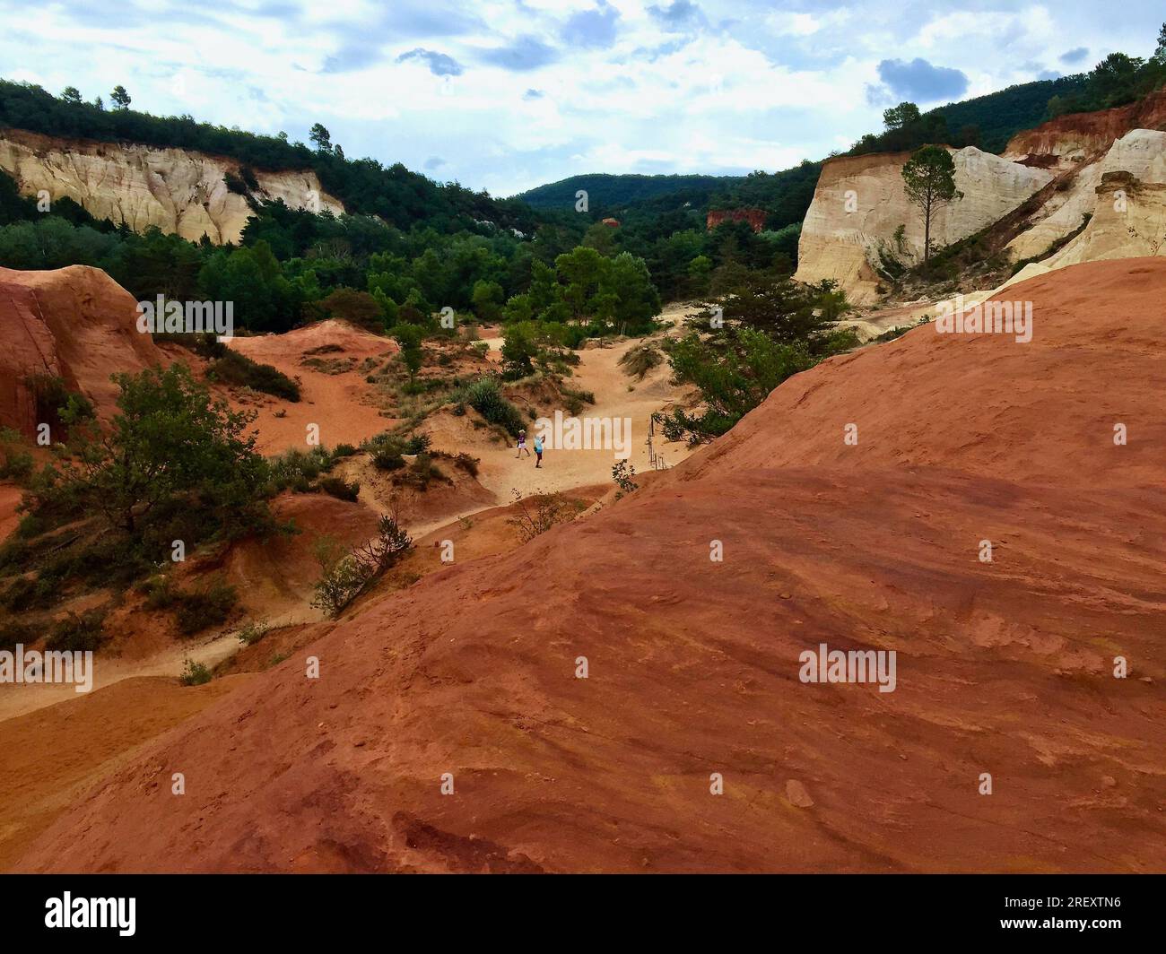 Réserve naturelle appelée Colorado Provençal en France avec des arbres et des dunes de sable de couleur orange un jour de pluie en été. Banque D'Images