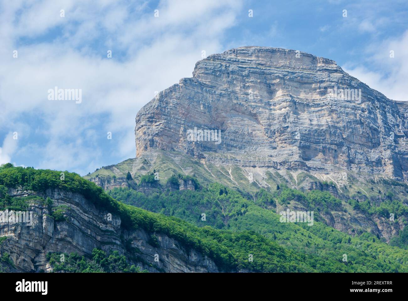 Massif de la Chartreuse à proximité de la ville française Grenoble avec ciel bleu et nuages. Banque D'Images