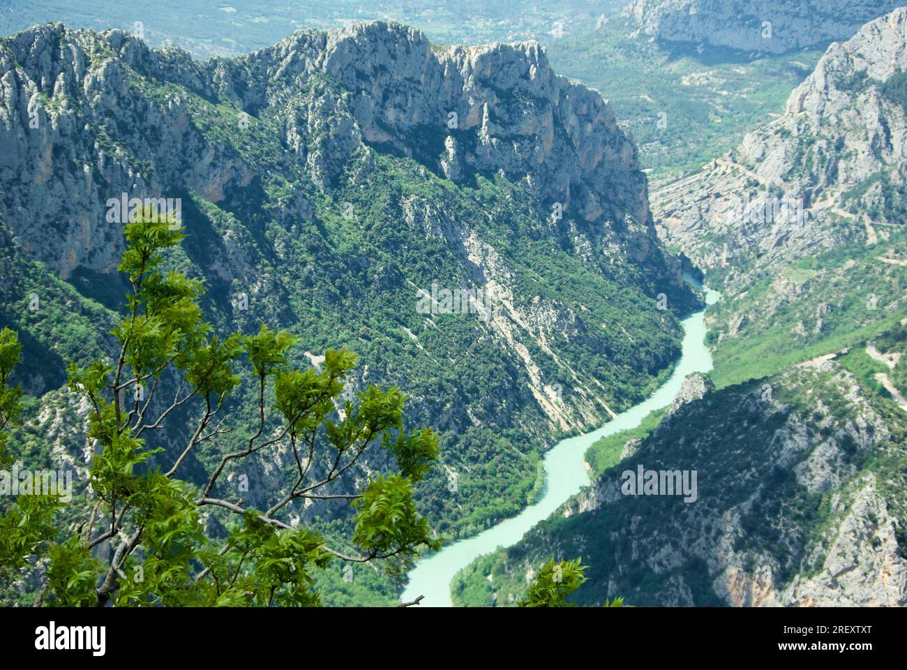 Vue sur un paysage montagneux avec de hauts piquets et des pentes pierreuses jusqu'à la vallée de la rivière Verdon en France. Banque D'Images