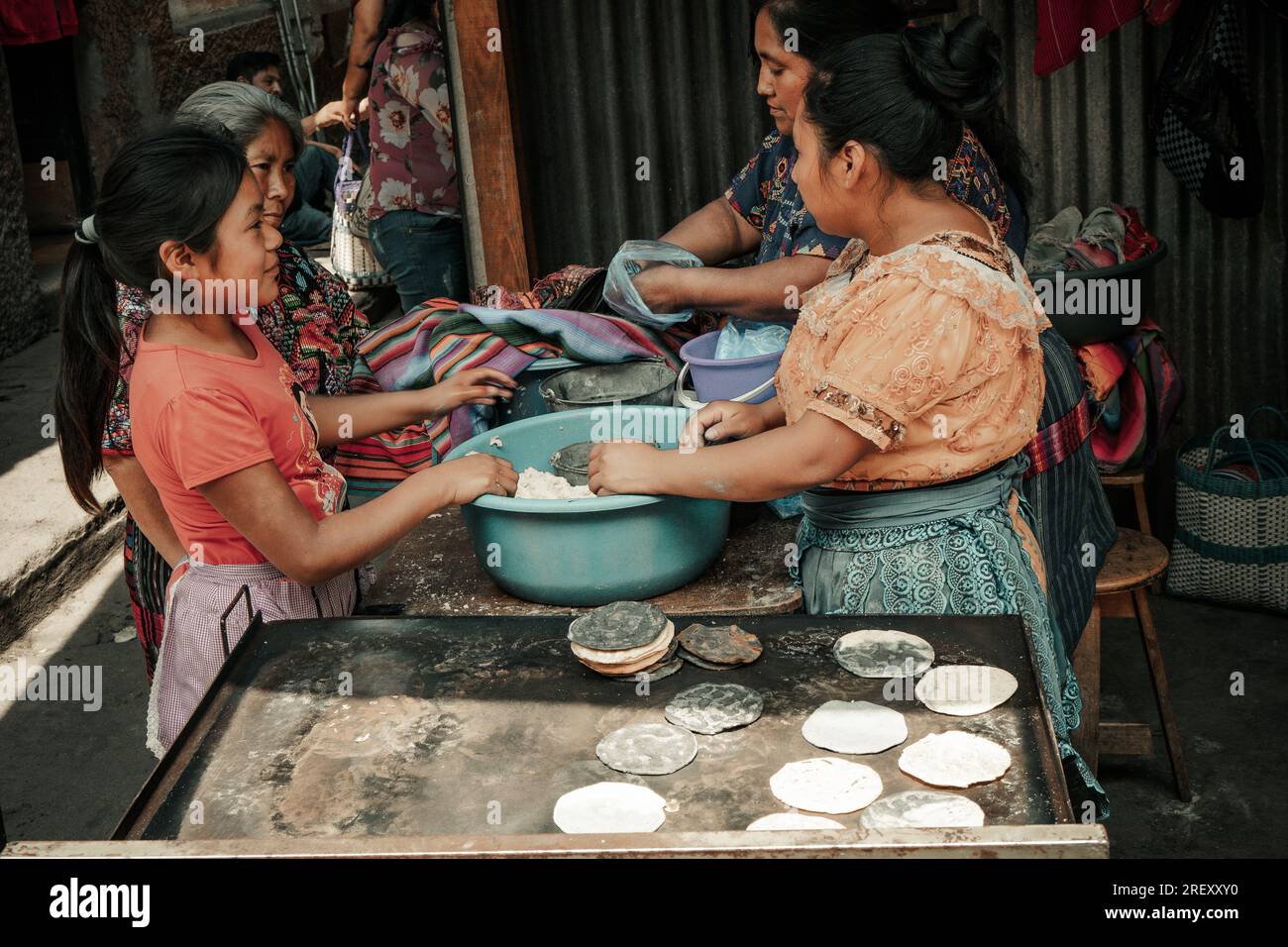 Chichicastenago, Guatemala- 21 mai 2023 : guatémaltèque, femmes mayas fabriquant des tortillas de manière traditionnelle sur le marché de Chichicastenango, Guatemala Banque D'Images