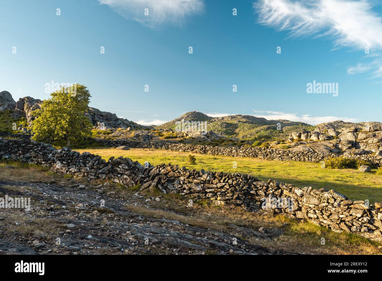 Coucher de soleil dans les montagnes à Albergaria da Serra, Portugal. Banque D'Images
