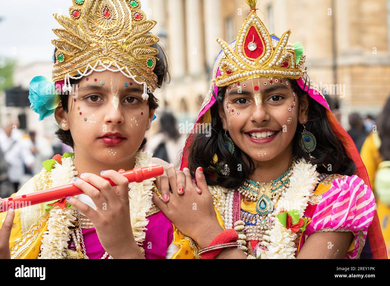 Londres, Royaume-Uni. 30 juillet 2023. Les célébrants habillés en Krishna (à gauche) et Radha (à droite) se joignent à des milliers de dévots de Hare Krishna qui participent à la procession annuelle de Ratha Yatra de Hyde Park à Trafalgar Square. La célébration hindoue colorée voit un char contenant des effigies de Lord Jagannath et d'autres formes de divinité tirées par une corde, avec des participants jouant de la musique, chantant, dansant et profitant de nourriture gratuite. Crédit : Ron Fassbender/Alamy Live News Banque D'Images