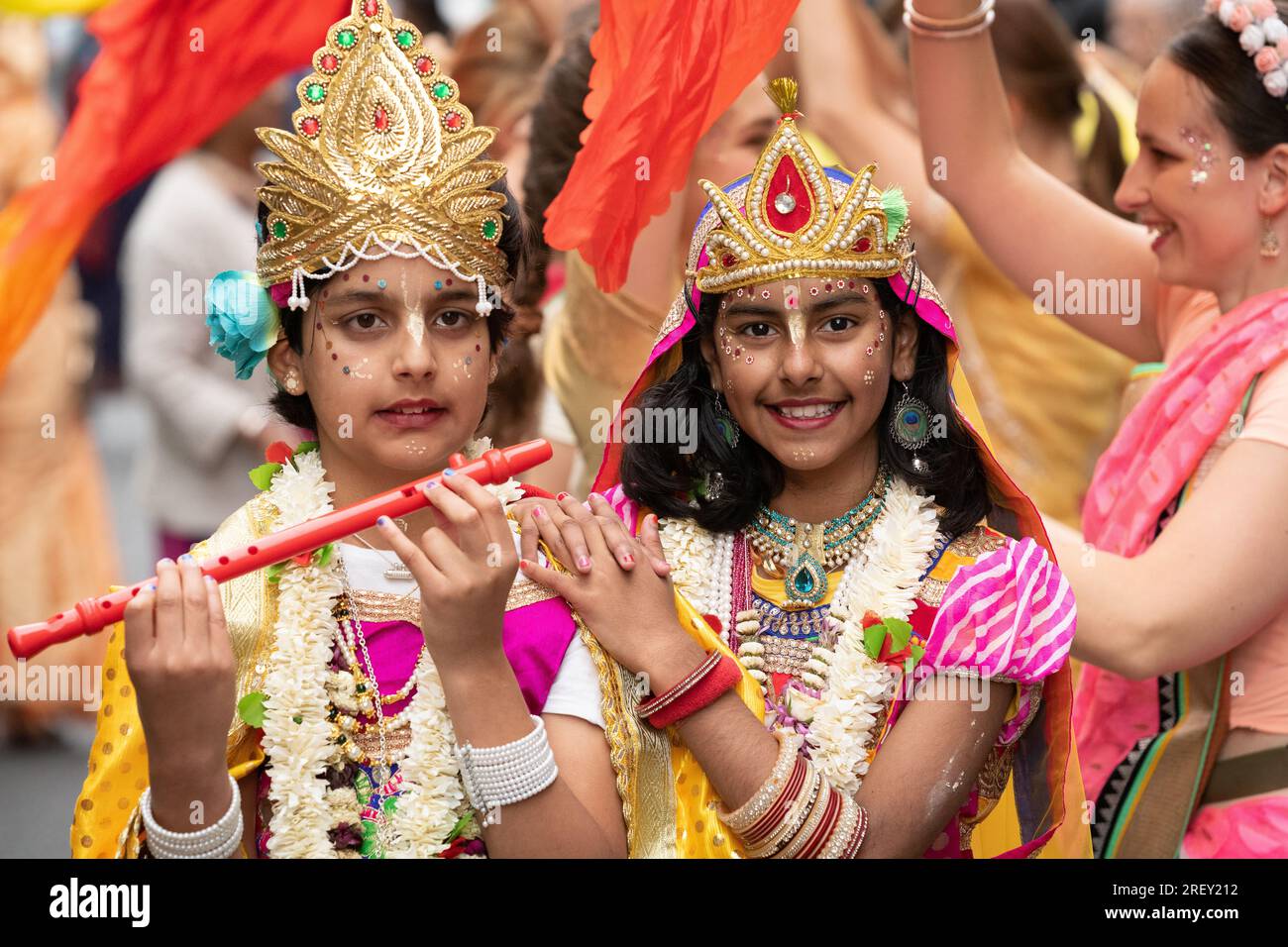 Londres, Royaume-Uni. 30 juillet 2023. Les célébrants habillés en Krishna (à gauche) et Radha (à droite) se joignent à des milliers de dévots de Hare Krishna qui participent à la procession annuelle de Ratha Yatra de Hyde Park à Trafalgar Square. La célébration hindoue colorée voit un char contenant des effigies de Lord Jagannath et d'autres formes de divinité tirées par une corde, avec des participants jouant de la musique, chantant, dansant et profitant de nourriture gratuite. Crédit : Ron Fassbender/Alamy Live News Banque D'Images