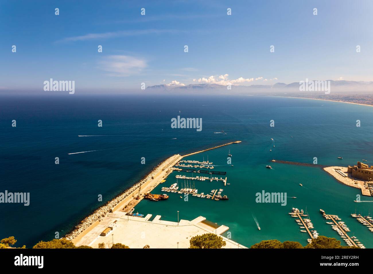 Paysage d'un splendide village de bord de mer sicilien avec son charmant petit port Banque D'Images
