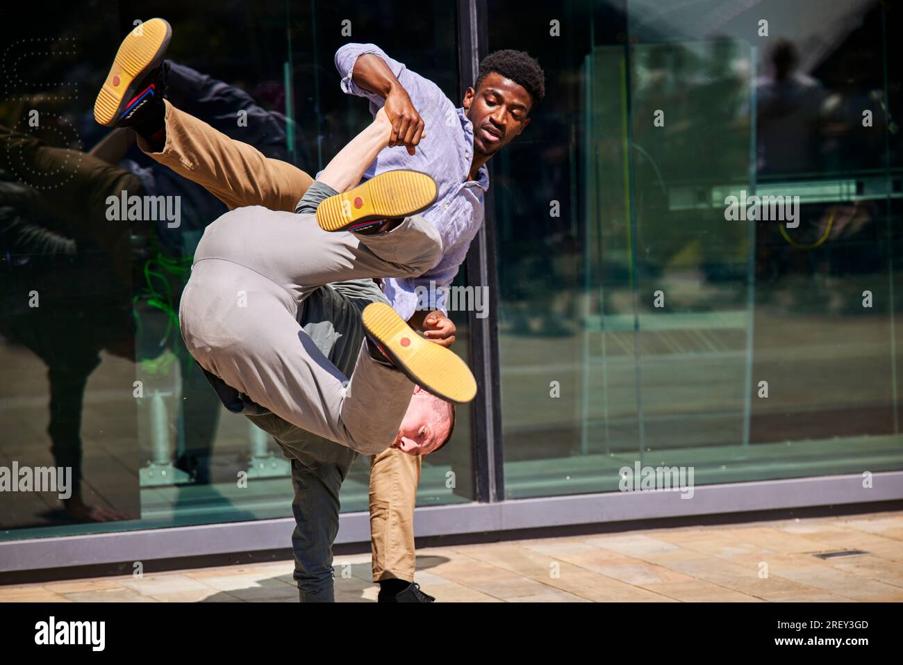 Duo de danse moderne à Salford Quays Banque D'Images