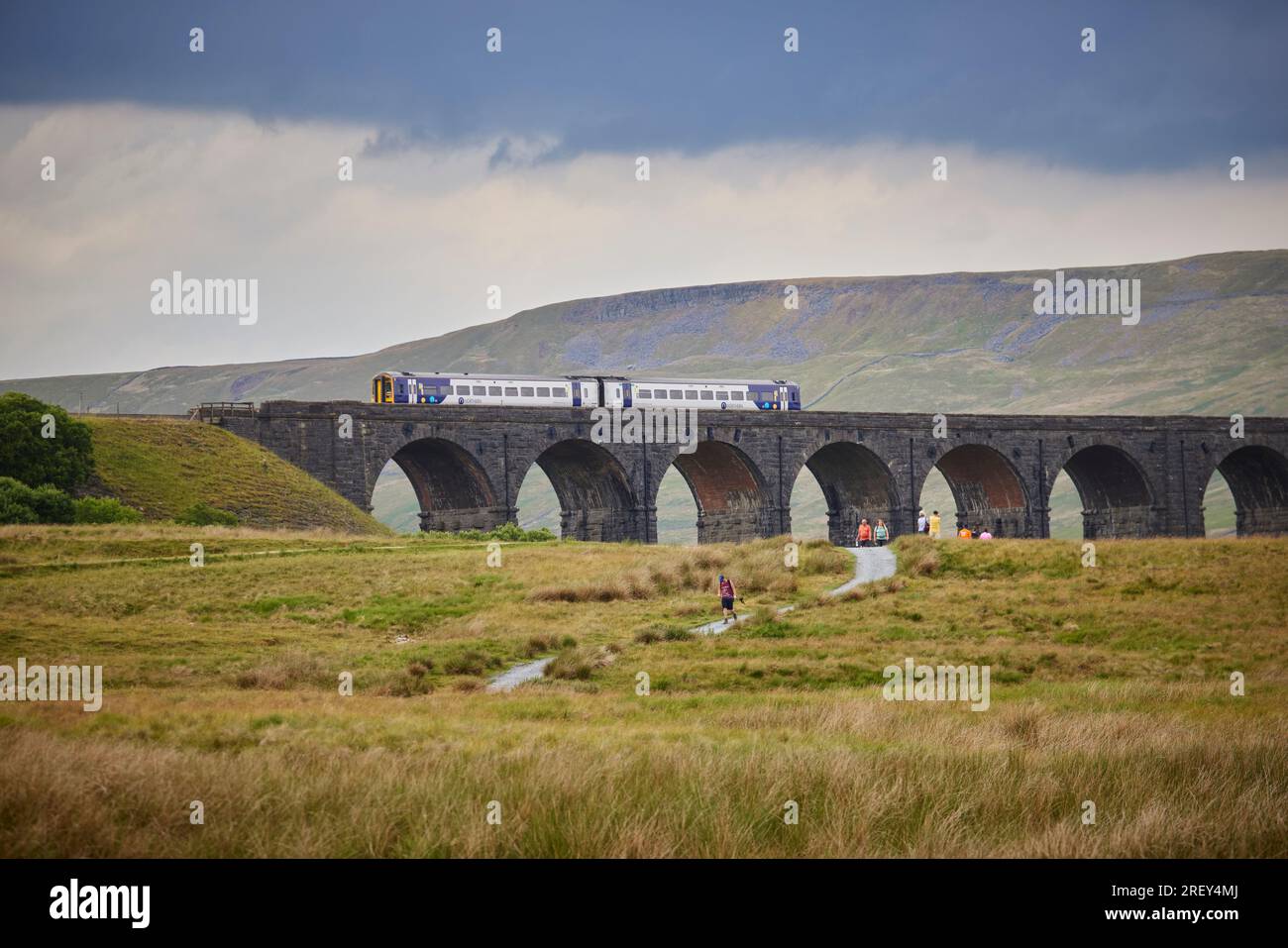 Viaduc Ribblehead du North Yorkshire empruntant le chemin de fer Settle-Carlisle et les marcheurs Banque D'Images