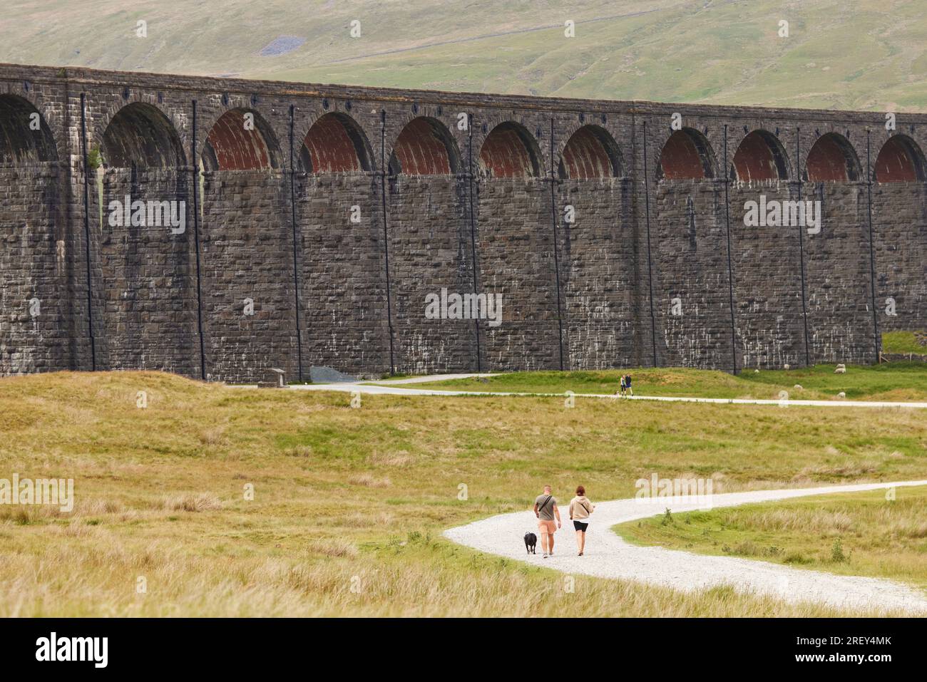 Viaduc Ribblehead du North Yorkshire empruntant le chemin de fer Settle-Carlisle et les marcheurs Banque D'Images