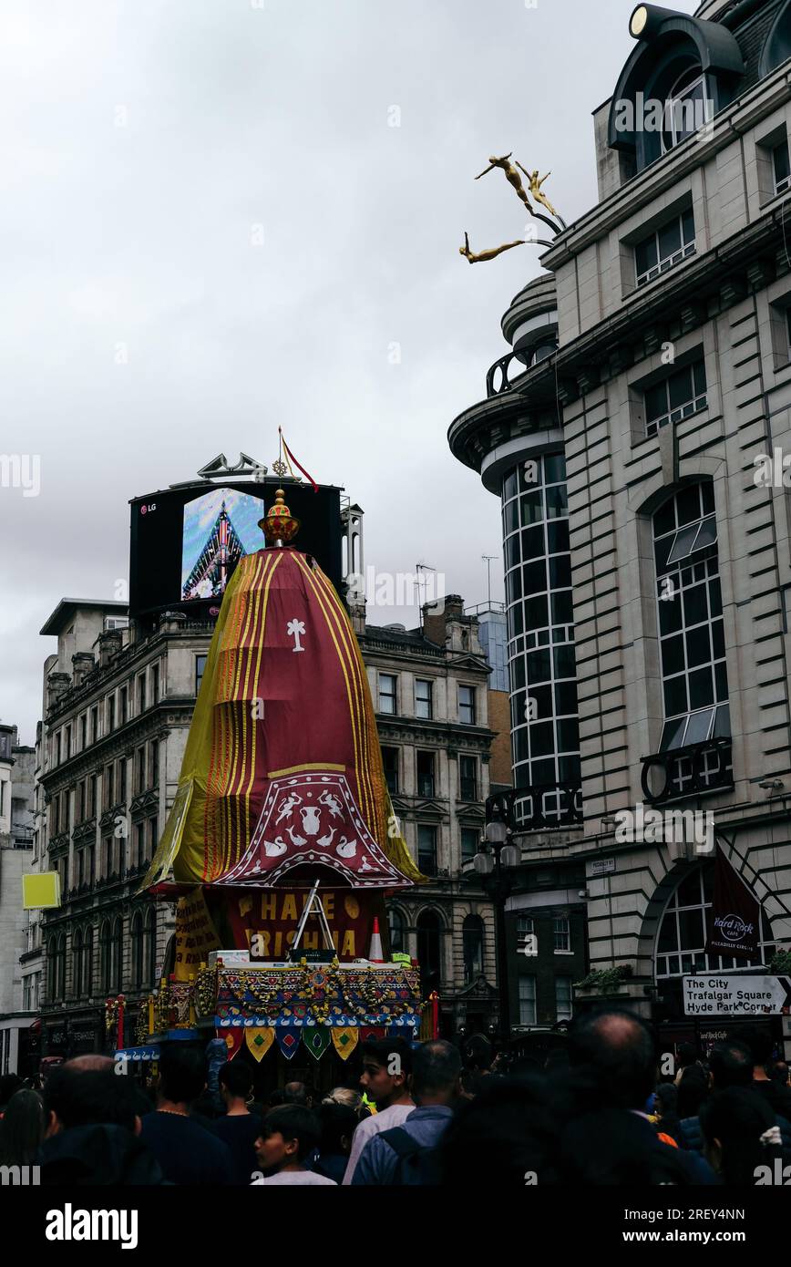 Londres, Royaume-Uni. 30 juillet 2023. Une averse de pluie abondante passe sur le Rathayatra annuel de Londres, mais n'étouffe pas la célébration dans le centre de Londres, qui a vu une procession de chars passer par des monuments tels que Piccadilly Circus et Trafalgar Square. L'événement annuel est une tradition hindoue, avec cette instance spécifique organisée par la secte Hare Krishna © Simon King/ Alamy Live News Banque D'Images