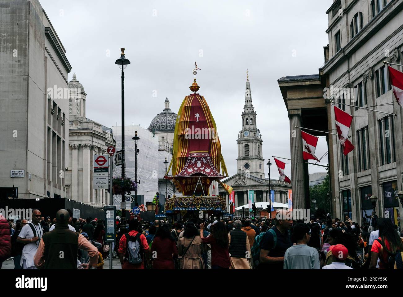 Londres, Royaume-Uni. 30 juillet 2023. Une averse de pluie abondante passe sur le Rathayatra annuel de Londres, mais n'étouffe pas la célébration dans le centre de Londres, qui a vu une procession de chars passer par des monuments tels que Piccadilly Circus et Trafalgar Square. L'événement annuel est une tradition hindoue, avec cette instance spécifique organisée par la secte Hare Krishna © Simon King/ Alamy Live News Banque D'Images