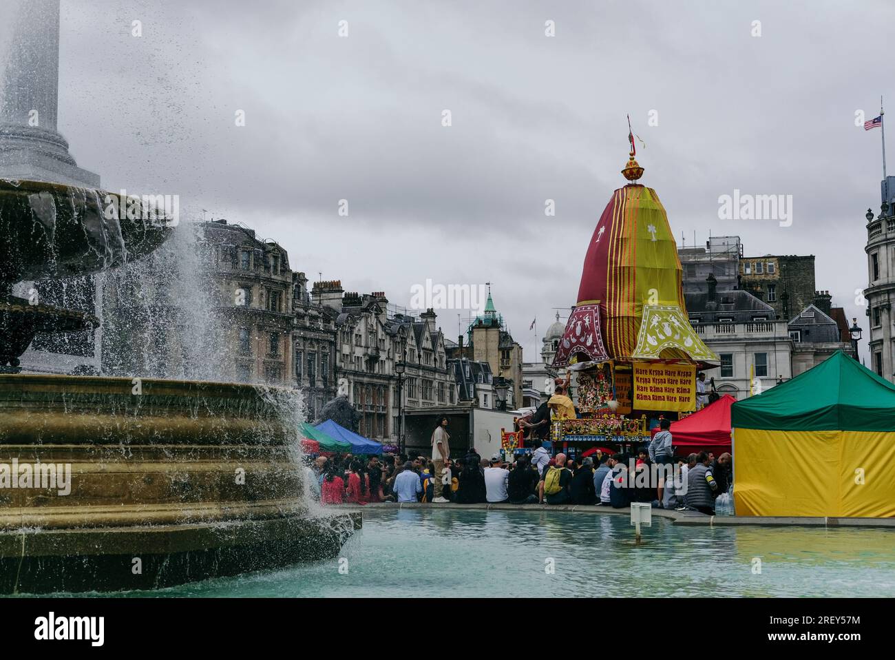 Londres, Royaume-Uni. 30 juillet 2023. Une averse de pluie abondante passe sur le Rathayatra annuel de Londres, mais n'étouffe pas la célébration dans le centre de Londres, qui a vu une procession de chars passer par des monuments tels que Piccadilly Circus et Trafalgar Square. L'événement annuel est une tradition hindoue, avec cette instance spécifique organisée par la secte Hare Krishna © Simon King/ Alamy Live News Banque D'Images