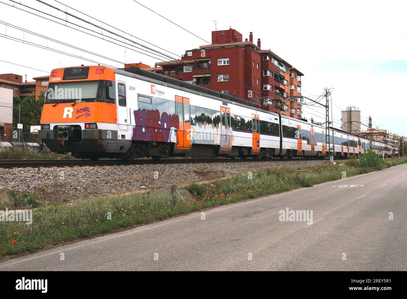 Figueres, Espagne, 13 mai 2023 : vue du train régional de voyageurs à grande vitesse sur la ligne Barcelone-Figueres. Banque D'Images