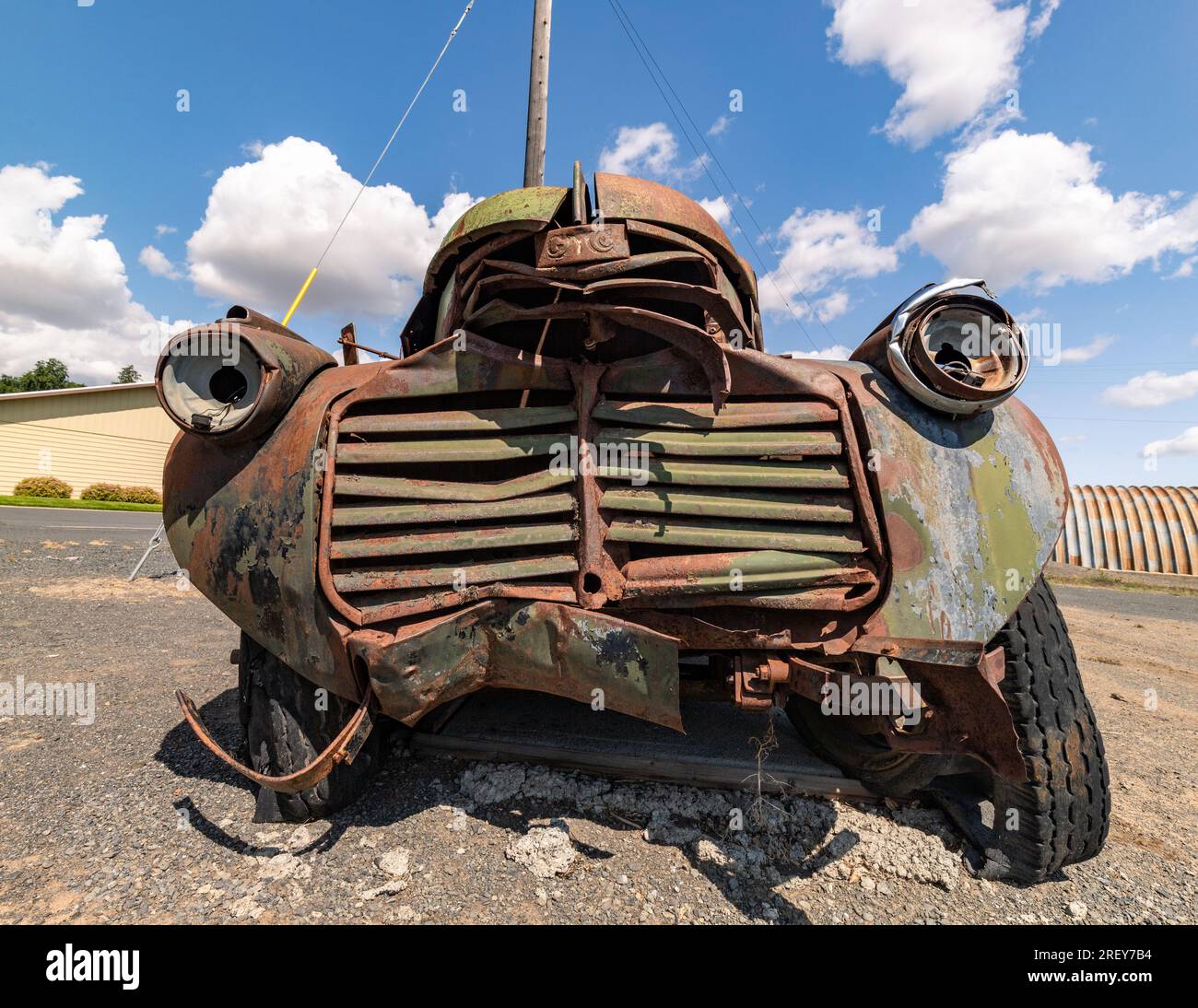 Almira, WA USA juin 22 2023 - Rusty vieux camion GMC sous le soleil d'été Banque D'Images