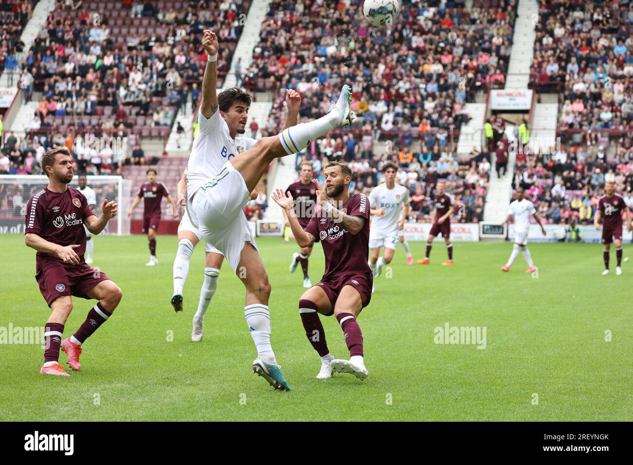 Edimbourg, Royaume-Uni. 30 juillet 2023. Parc Tynecastle. Edimbourg. Heart of Midlothian FC contre Leeds United. 30 juillet 2023. Pendant le match amical de pré-saison entre Hearts et Leeds United, Leeds Pascal Struuk garde Hearts à distance (crédit photo : David Mollison/Alamy Live News Banque D'Images