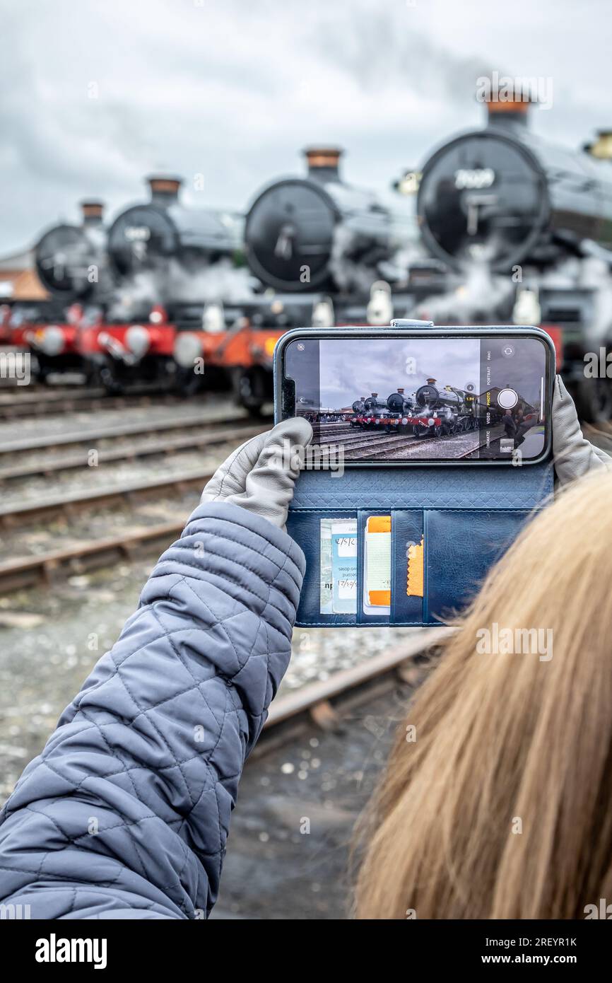 Photographe de téléphone portable, Didcot Railway Centre, Oxfordshire, Royaume-Uni Banque D'Images