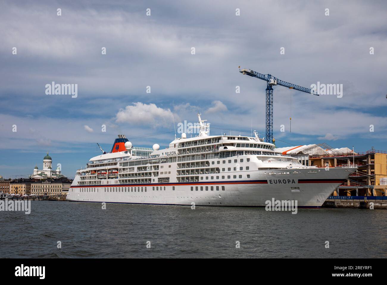 M/S Europa de Hapag-Lloyd Cruises, autrefois décrit comme le meilleur bateau de croisière de luxe au monde, amarré au quai Katajanokka à Helsinki, Finlande Banque D'Images