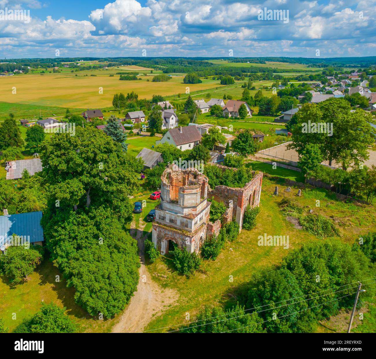 Rudamina Seigneur de conversion ruines de l'église dans le district de Vilnius, vue aérienne drone Banque D'Images
