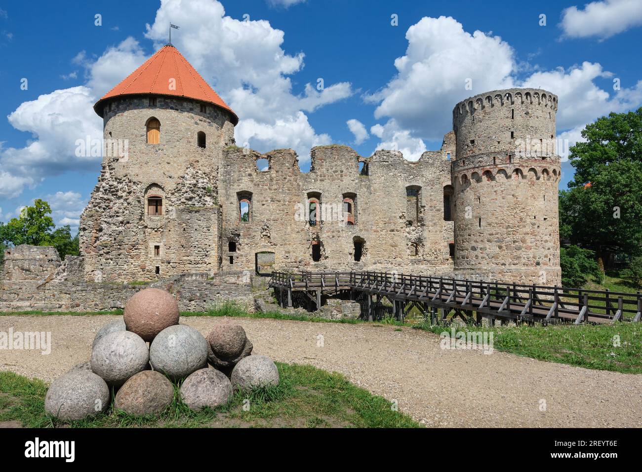 Attraction touristique lettone - ruines du château médiéval, murs en pierre et tours dans la ville de Cesis, Lettonie. Banque D'Images