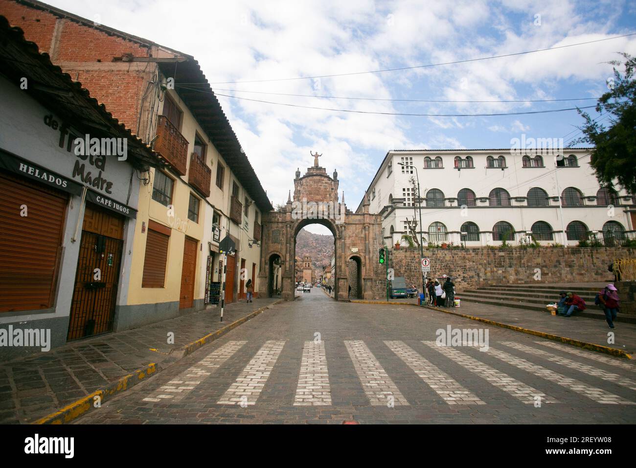 Cusco, Pérou ; 1 janvier 2023 : ancienne arche de pierre dans une rue du centre historique de Cusco Banque D'Images