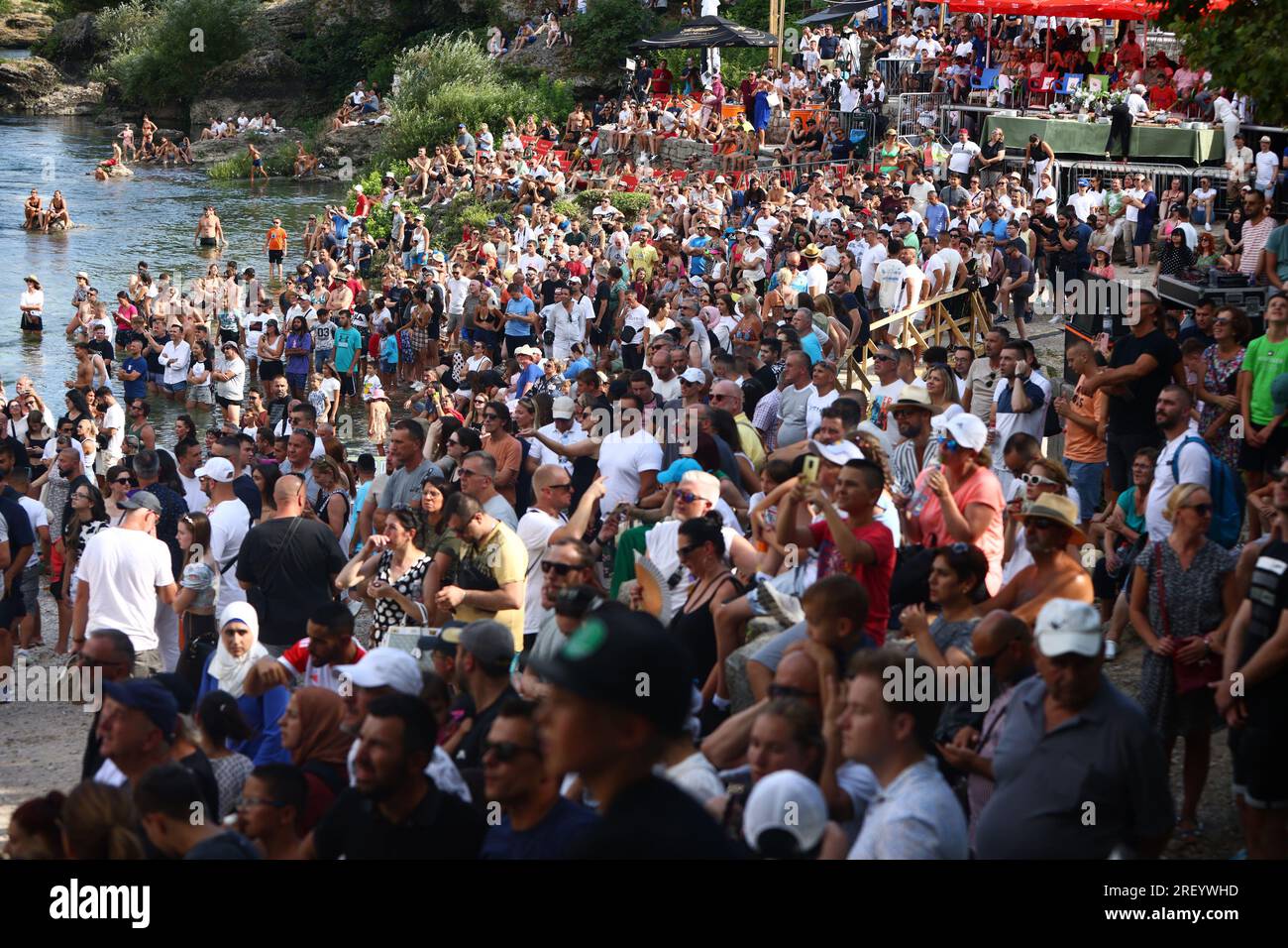 457e festival annuel de saut de pont de Mostar de hauteur de 20 mètres dans la rivière Neretva a eu lieu à Mostar, Bosnie-Herzégovine le 30. Juillet 2023. Photo : Denis Kapetanovic/PIXSELL crédit : Pixsell/Alamy Live News Banque D'Images