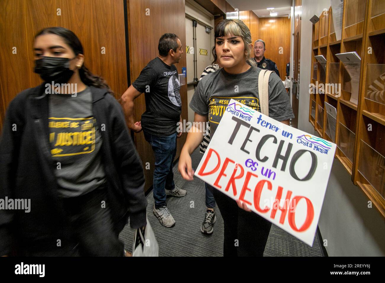 Des manifestants hispaniques se rassemblent à l'hôtel de ville de Costa Mesa, en Californie, portant des panneaux bilingues exigeant le contrôle des loyers pour les locataires à faible revenu de la ville. Banque D'Images