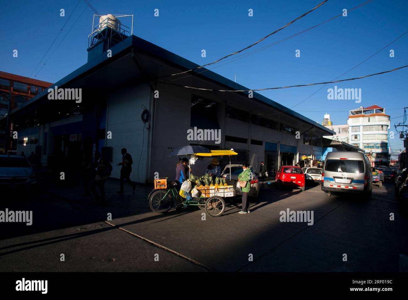 Puno, Pérou ; 1 janvier 2023 : vendeur de nourriture de rue dans les rues de la ville de Puno au Pérou. Banque D'Images