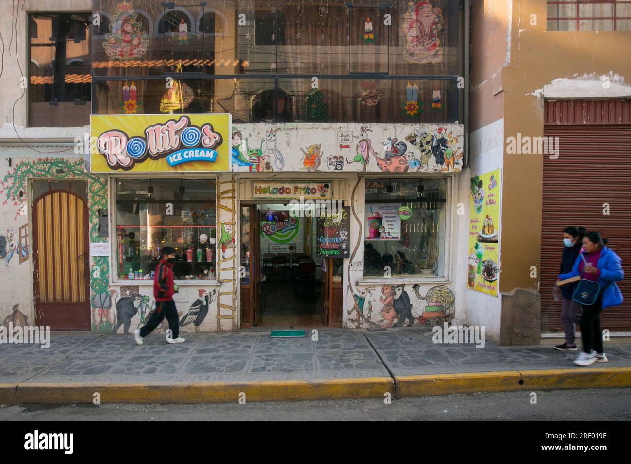 Puno, Pérou ; 1 janvier 2023 : boutique de bonbons dans la ville de Puno au Pérou. Banque D'Images