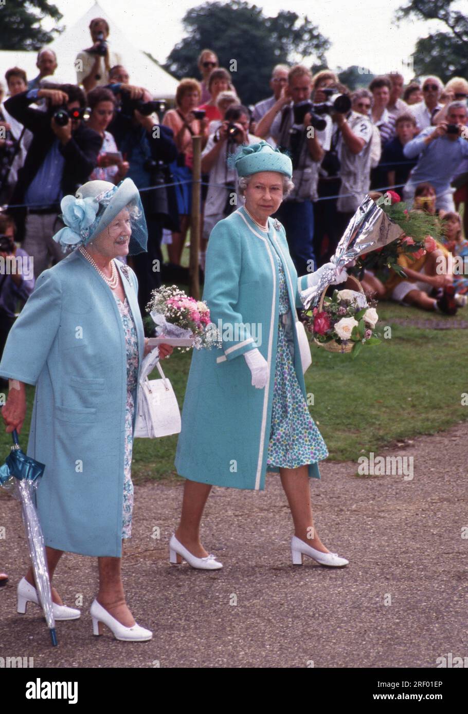 La Reine et la Reine mère resplendissent dans des couleurs similaires à l'église Sandringham août 1993 photo par les Archives Henshaw Banque D'Images