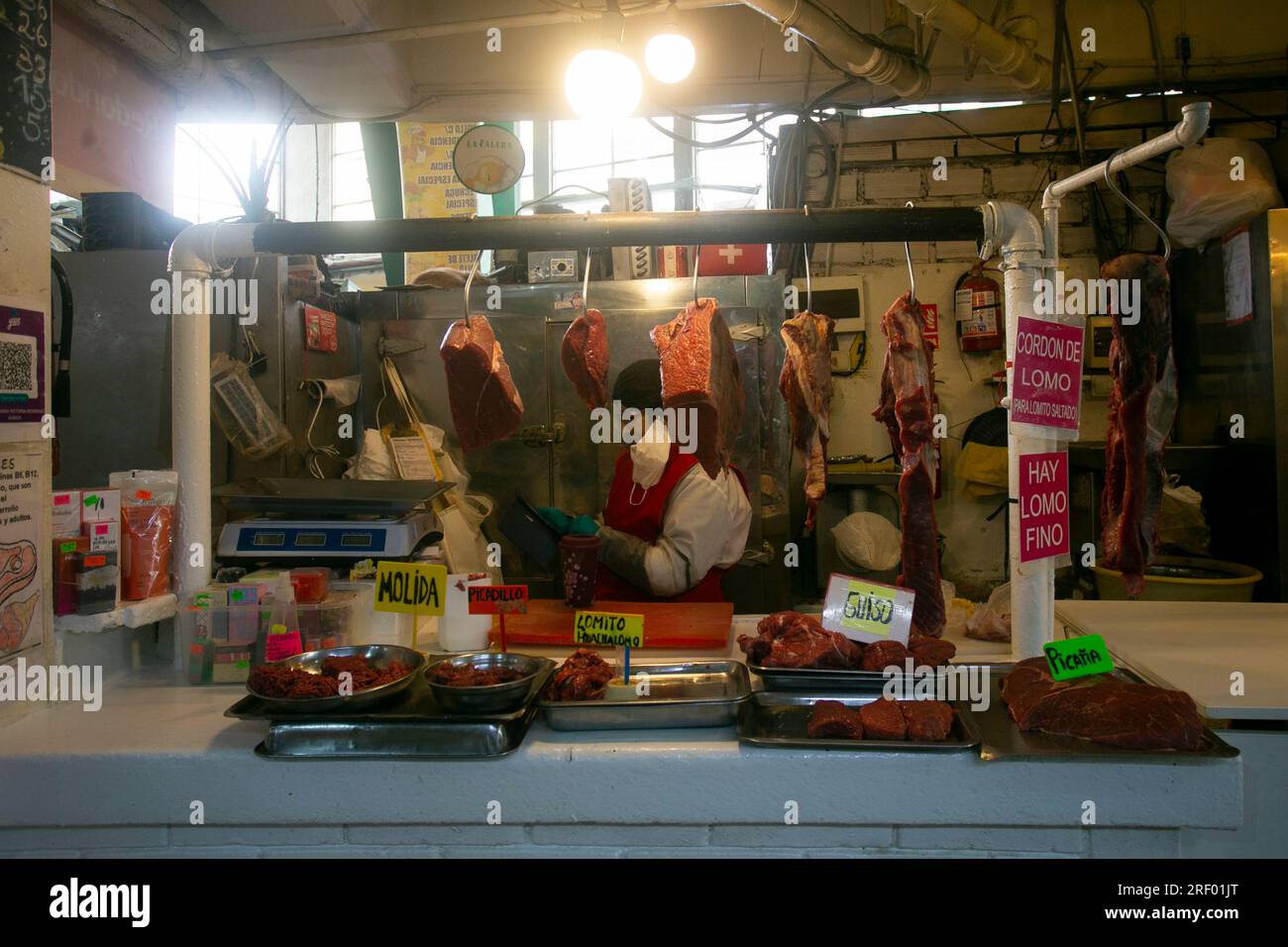 Lima, Pérou ; 1 janvier 2023 : étal alimentaire vendant de la viande sur le marché Surquillo à Lima, Pérou. Banque D'Images