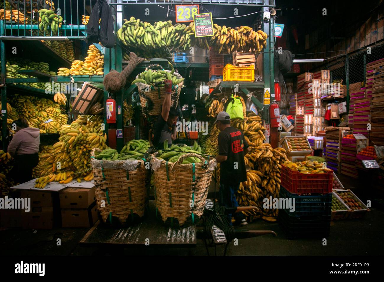 Lima, Pérou ; 1 janvier 2023 : activité commerciale sur le marché central des fruits de la ville de Lima au Pérou. Banque D'Images