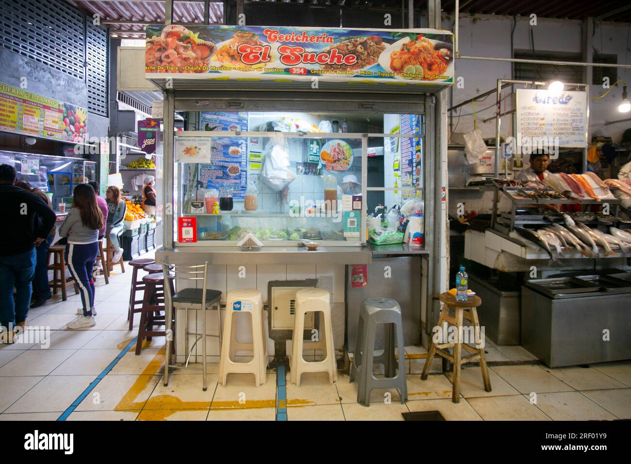 Lima, Pérou ; 1 janvier 2023 : Ceviche Restaurant Stall sur le marché Surquillo à Lima, Pérou. Banque D'Images