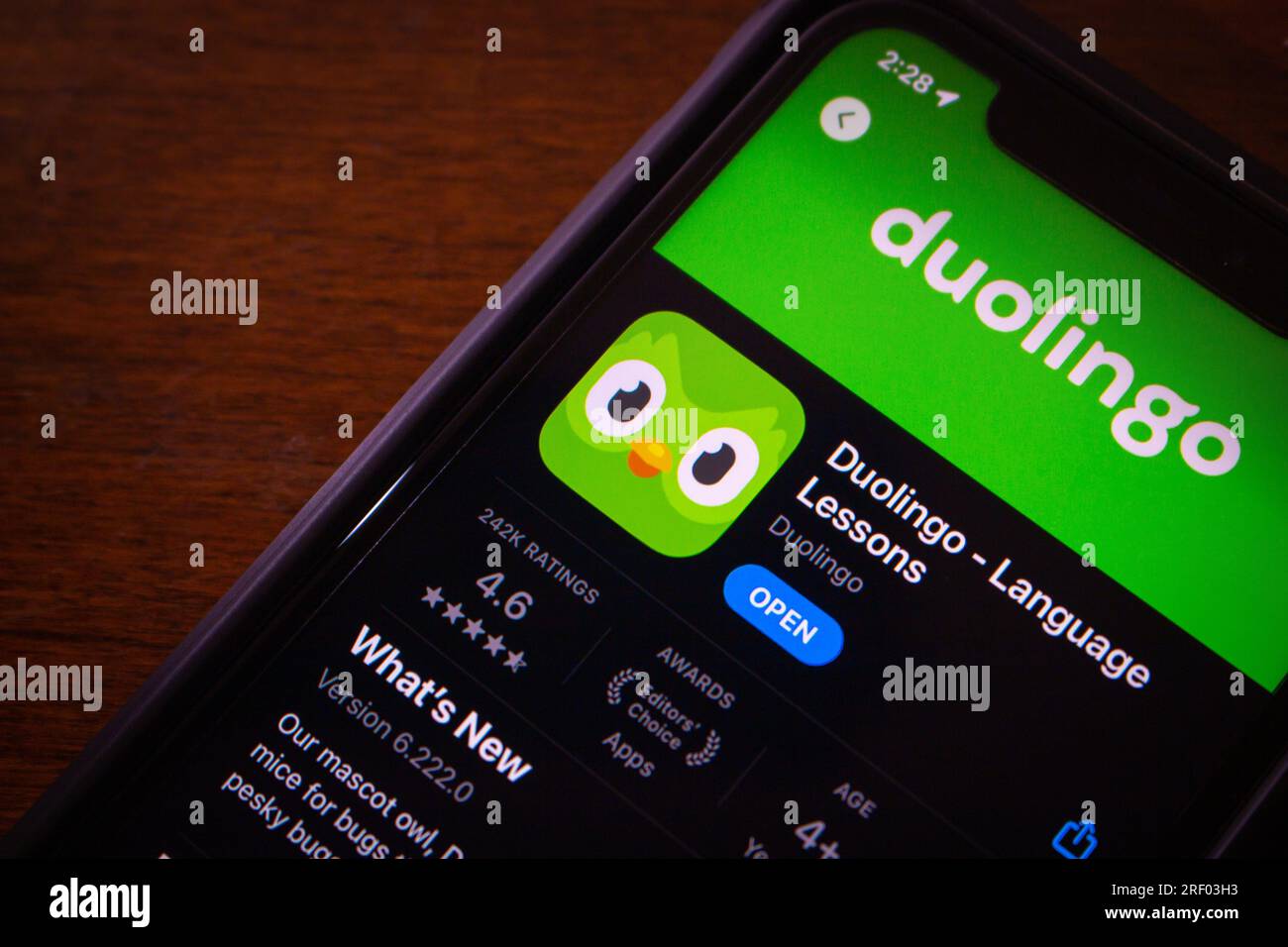 Application Duolingo vue dans App Store sur iPhone. Duolingo est une société de technologie éducative américaine qui produit des applications d'apprentissage et fournit une certification linguistique Banque D'Images
