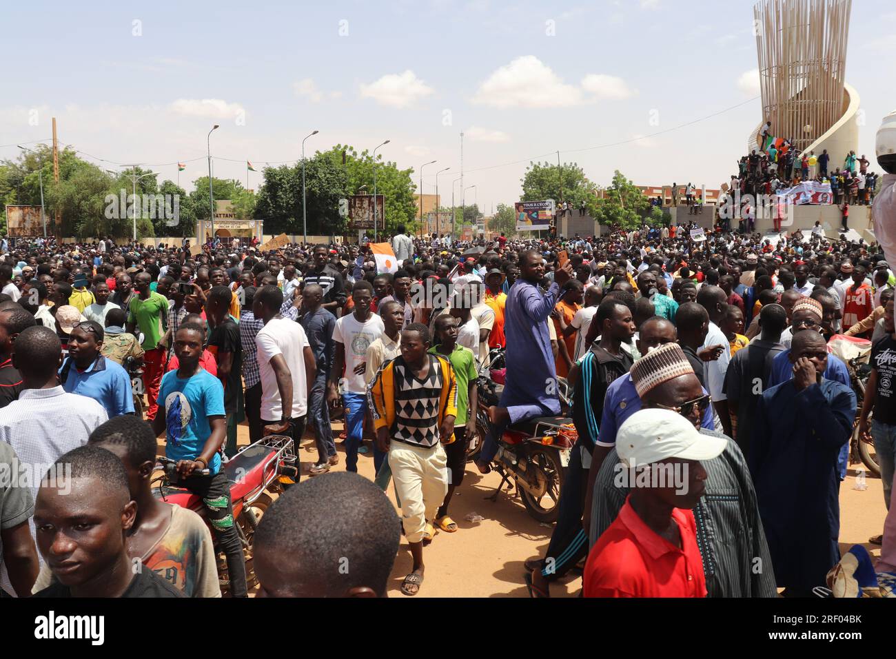 Niamey, Niger. 30 juillet 2023. Les manifestants prennent part à une marche en soutien aux comploteurs du coup d'État dans la capitale. Après le coup d’État au Niger, des milliers de personnes ont promis leur soutien à l’armée. Crédit : Djibo Issifou/dpa/Alamy Live News Banque D'Images