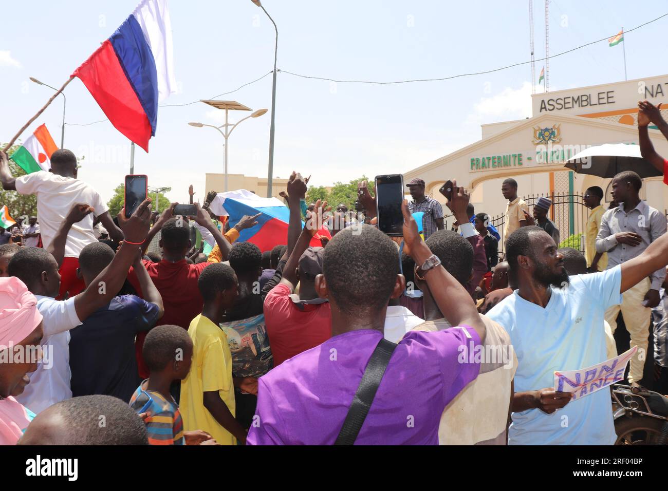 Niamey, Niger. 30 juillet 2023. Les Nigériens participent à une marche avec un drapeau russe appelé par les partisans du général Omar Tchianis. Après le coup d’État au Niger, des milliers de personnes ont promis leur soutien à l’armée. Crédit : Djibo Issifou/dpa/Alamy Live News Banque D'Images