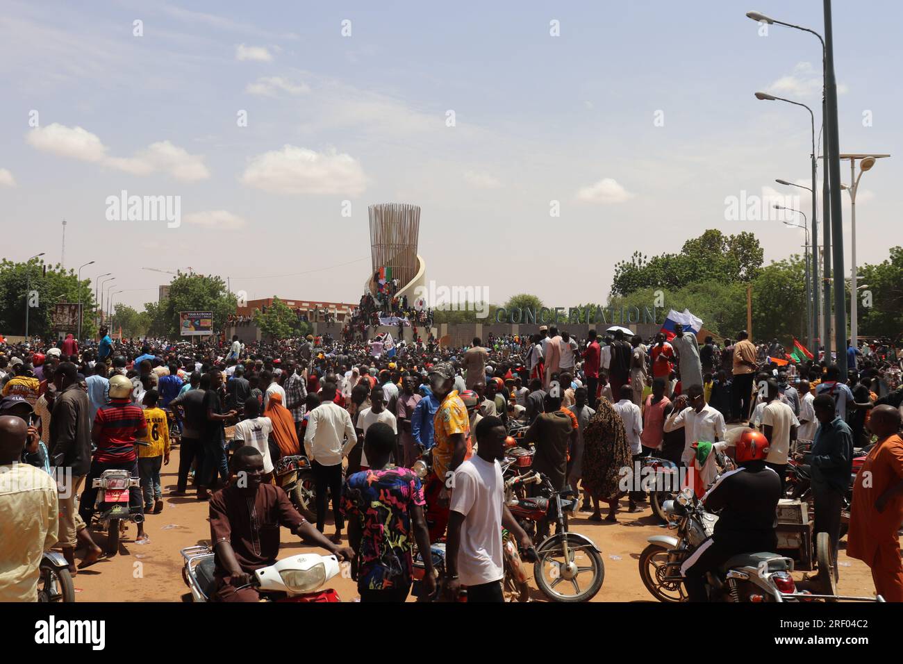 Niamey, Niger. 30 juillet 2023. Les manifestants prennent part à une marche en soutien aux comploteurs du coup d'État dans la capitale. Après le coup d’État au Niger, des milliers de personnes ont promis leur soutien à l’armée. Crédit : Djibo Issifou/dpa/Alamy Live News Banque D'Images