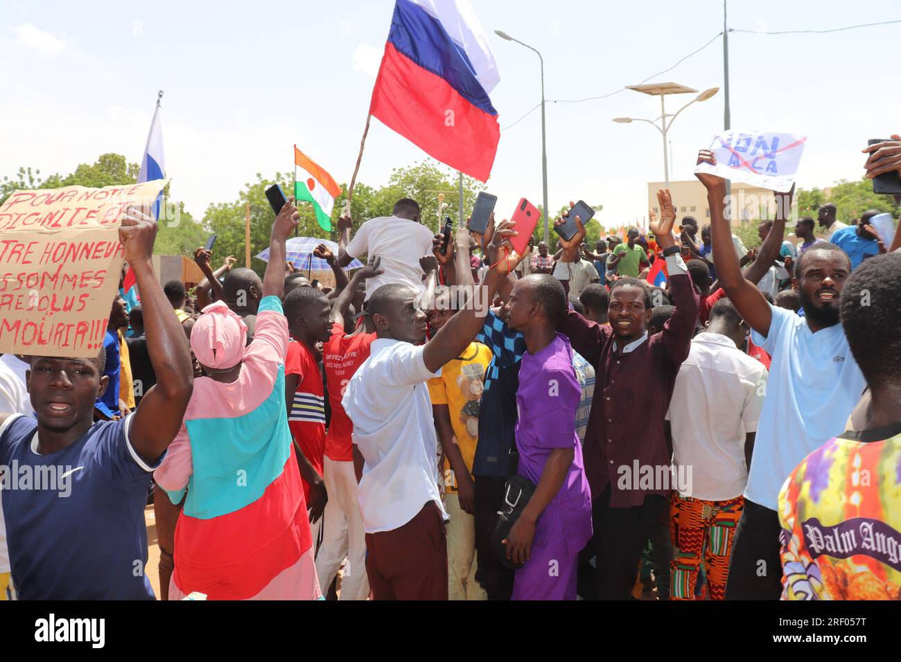 Niamey, Niger. 30 juillet 2023. Les manifestants portent un drapeau russe alors qu'ils participent à une marche en soutien aux comploteurs du coup d'État dans la capitale. Après le coup d’État au Niger, des milliers de personnes ont promis leur soutien à l’armée. Crédit : Djibo Issifou/dpa/Alamy Live News Banque D'Images